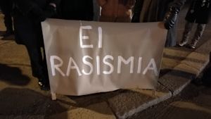 Mervi Hyvönens skylt "Ingen rasism" demonstretar mot ytterhögerns 612-fackeltåg i Tölö. Skylten "Ingen rasism" demonstretar mot ytterhögerns 612-fackeltåg i Tölö.