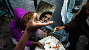 Calais´n pakolaisleirillä jaetaan ateria. Eurooppaan pyrki viime vuonna miljoona pakolaista. Heistä 75 tallensi vaarallisen matkan.