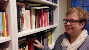 Mia Österlund tycker indelningen av flick- och pojkböcker hör till historien. Mia Österlund.