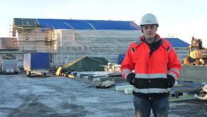 Peter Rosenholm Sancons vd Peter Rosenholm står framför radhusbygget i Närpes.