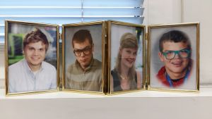 Fyra barn i familjen Pinomaa. Jyrki Pinomaas fyra barn i porträttform på fönsterbrädet.