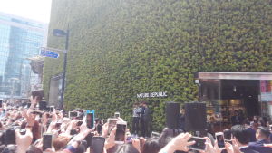 EXO-yhtyeen jäseniä fanien kuvattavana.