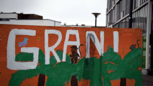 "Grani" (Grankulla) har Svenskfinlands minsta lånestock. Väggmålning föreställande apa i en palm med texten GRANI ovanför.