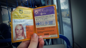 Jag kan avslöja att det här busskortet inte längre funkar att använda i kollektivtrafiken, men jag tog med kortet på en liten utflykt med busslinje 212 som trafikerar mellan Helsingfors centrum och Kauniala krigsinvalidsjukhus i Grankulla. Huvudstadsregionens busskort från år 2000 i ett gult plasthölje.