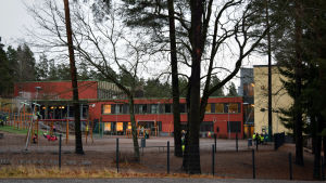 Så här såg Granhultsskolan inte ut i min barndom. Det var en grå låda (partiet med rött) och vi hade bara gungor och en livsfarlig klätterställning, samt en stock som vi tävlade om att ha ner en motståndare ifrån (spelet kallades för pukkis, stocken blev vansinnigt hal när det var vått). Skolgård, Granhultsskolan i Grankulla.