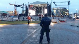 En massiv polisstyrka tryggar hela kärncentrum av Helsingfors, säger äldre konstapel Ben Sjöroos. Farthinder finns vid alla infarter. En massiv polisstyrka tryggar hela kärncentrum av Helsingfors, säger äldre konstapel Ben Sjöroos. Farthinder finns vid alla infarter.