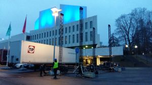 De festdeltagare som söker sig mot Tölöviken kan se händelserna på huvudscenen på en uppriggad stor skärm bakom Finlandiahuset. Strålkastare riktas mot Tölöviken och parken där. e festdeltagare som söker sig mot Tölöviken kan se händelserna på huvudscenen på en uppriggad storscreen bakom Finlandiahuset. Strålkastare riktas mot Tölöviken och parken där.