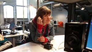 Åbomusikern och konstnären Minna Twice ser underfundig ut i Yle Åbolands studio