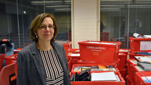 Åsa Nyberg-Sundqvist bland flyttlådorna i Roparnäs. Åsa Nyberg-Sundqvist, enhetschef för Novia i Roparnäs, under flytten till Brändö.