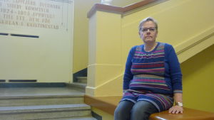 Gunilla Teir. Gunilla Teir sittar vid trappuppgången i Kristinestads gymnasium.