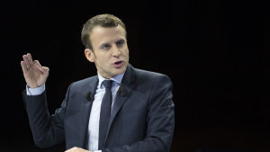 Emmanuel Macron Den förre ekonomiministern och obundne mittenkandidaten Emmanuel Macron har seglat upp som ett överraskningsnamn som kan nå den andra valomgången