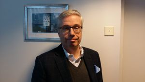Var tillgänglig ifall föräldrar eller äldre släktingar behöver stöd, uppmanar vd Jukka Ruuska. Jukka Ruuska är vd för Suomen Asiakastieto.