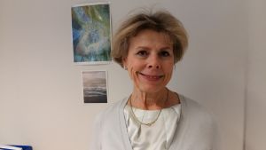 Det har blivit alltför lätt att få extra pengar i dag, tycker skuldrådgivare Satu Sjöblom vid Helsingfors stad. Satu Sjöblom är skuldrådgivare vid Helsingfors stad.
