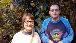 Verna Paloheimo och Simo Laine i Botaniska trädgården i Åbo. Verna Paloheimo och Simo Laine i Botaniska trädgården i Åbo.