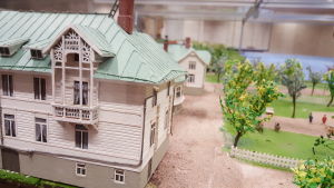 Sydöstra hörnet av Societetshuset i miniatyrformat. Miniatyrstaden Mariehamn på 1920-talet, gaveln av gamla Socis.