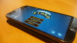 Bild på applikationen. En mobiltelefon ligger på ett bord och mobilapplikationen pidro har öppnats på telefonen.