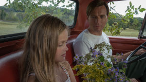 Lugnet före stormen. Merry (Hannah Nordberg) är pappas (Ewan McGregor) lilla flicka fram till den dag då stora världen knackar på. Far och dotter sitter i en bil med en bukett blommor mellan sig.
