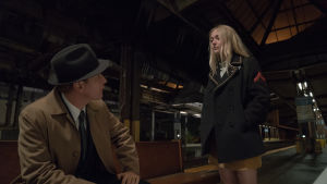 Pappa Swede (McGregor) och dotter Merry (Fanning) har svårt att mötas i American Pastoral far och dotter talar med varandra på tågstationen.