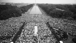 Sadattuhannet ihmiset kokoontuivat Washingtoniin osoittamaan mieltään. Vuonna 1963 Martin Luther King tukijoineen järjesti protestimarssin Washingtoniin vapauden ja työpaikkojen puolesta.