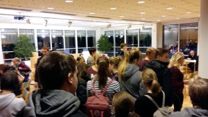 Det blev rusning till företagarnas bord då dörrarna öppnades för dem som sökte sommarjobb. Det blev rusning till företagarnas bord då dörrarna öppnades för dem som sökte sommarjobb.