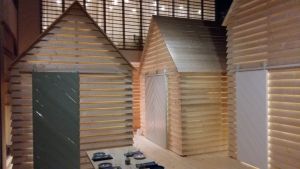 Att bygga de små stugorna och genomföra projektet Koti har tagit nästa två år. koti i Finlands kulturinstitut i Paris