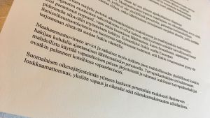 Inrikesminister Paula Risikko skickade det här svaret till Yle Västnylands nyhetschef Pia Santonen. Inrikesminister Paula Risikko har svarat på breven om asylpolitik. Skrivet med maskin. Svaren på svenska och finska, detta brev på finska.