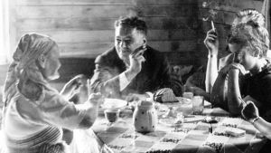 Ystävykset Kaisa Gauriloff ja Robert Crottet. Ohjaaja Katja Gauriloffin dokumentissa kolttasaamelainen sadunkertoja Kaisa Gauriloff kohtaa 1930-luvulla sveitsiläisen kirjailijan Robert Crottetin.