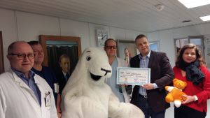 Olli Pajulo, Rainer Grönholm, Sälen Harry, Ilkka Helenius, Kim Söderström och Jaana Roos vid överlåtelsen av Tallink Siljas check till ÅUCS barn- och ungdomsklinik. Olli Pajulo, Rainer Grönholm, Sälen Harry, Ilkka Helenius, Kim Söderström och Jaana Roos vid överlåtelsen av Tallink Siljas check till ÅUCS barn- och ungdomsklinik.
