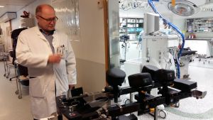 Doktor Olli Pajulo vid ÅUCS med det ortopediska operationsbord, som man fått som donation. Doktor Olli Pajulo vid ÅUCS med det ortopediska operationsbord, som man fått som donation.