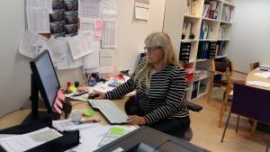 Finne-Soveri funderar mycket över äldre som inte själva kan föra sin talan. Harriet Finne-Soveri sitter vid sin dator.