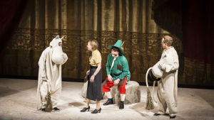 Alma Pöysti börjar vid det här laget vara varm i Tove Janssons kläder och bland mumintroll. Här spelar hon författaren och konstnären på Svenska Teatern 2017. Tove Näytelmän kenraali 3.2.2017