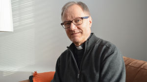Roger Rönnberg tänkte också tillbaka på sin egen tid som 40-åring när han författade brevet till församlingsmedlemmarna. Roger Rönnberg kyrkoherde i Esbo svenska församling
