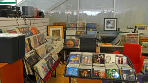 Vinylskivan har återvänt till skivspelarna En bild på Mikael Winogradows vinylsamling i Blue vinyl i Hagalund i Esbo.