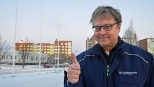 Pekka Sauri ger borgmästarmodellen tummen upp, även om han inte själv kandiderar. Pekka Sauri poserar och visar tummen upp.