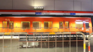 Aalto-universitetet har fått en egen metrostation. Aalto-universitetets metrostation och ett tåg som testkörs