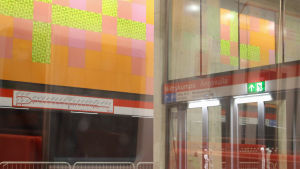 Ängskulla station är grannast, även om det är svårt att se genom det smutsiga metrofönstret. metrostationen i ängskulla sedd ur tåget