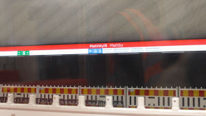 Mattby station. Längs hela västmetron finns det staket på perrongerna. mattby metrostation sedd från tåget