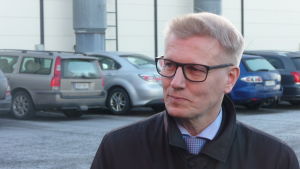 Kimmo Tiilikainen Kimmo Tiilikainen står på parkeringen vid Närpes Trä och Metall.