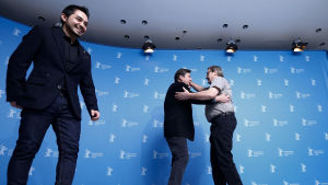 Kaurismäki bjuder upp Kuosmanen till en finsk tango inför presskonferensen i Berlin. Kaurismäki-presskonferens i Berlin.