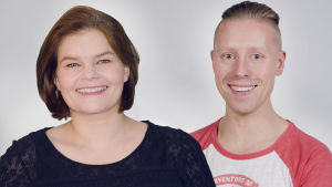 Silja & Nicke sitter i studion och sköter det svenska referatet från både röd matta och galasal. Silja Sahlgren-Fodstad och Niklas Aldén sköter det svenska Oscarsreferatet 2017.