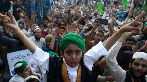 Upprörda demonstranter i Pakistans största stad Karachi protesterar mot terrorattacken mot en Sufi-helgedom den 17 februari då minst 83 människor dödades. Över 250 personer skadades i terrordådet som var det värsta på två år i Pakistan Upprörda demonstranter i Pakistans största stad Karachi protesterar mot terrorattacken mot en Sufi-helgedom den 17 februari då mi nst 83 människor dödades. Över 250 personer skadades i terrordådet.
