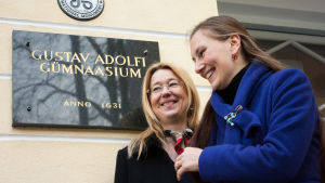 Biträdande rektorerna Tiivi Pikhof och Yvonne Lagle. Biträdande rektorerna Tiivi Pikhof (t.v.) och Yvonne Lagre (t.h.) vid Gustav Adolfs gymnasium i Tallinn.