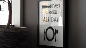 Att äta frukost hela dagen kan vara hygge. Tanken är att det är något som alla har råd med. En affisch med texten Breakfast served all day.