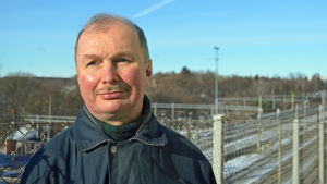 I helsingforsfamiljen Luther har man i flere generationer läst latin. Och jo, någonstans långt bak i leden finns ett släktskap med Martin Luther. Robert Luther poserar framför järnvägen mellan Helsingfors och Böle.