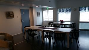 I allrummet på servicehuset Ratamo Turku är både bord, stolar och väggar i trä. I allrummet på servicehuset Ratamo Turku är både bord, stolar och väggar i trä.