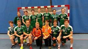 Grankullas gymnasiepojkar uppställda efter FM-guldet i skolhandboll 2017. Grankullas gymnasiepojkar uppställda efter FM-guldet i skolhandboll 2017.