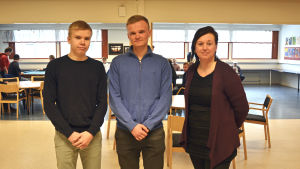 Korsholms gymnasie-eleverna Lukas Enlund och Rasmus Kupi tillsammans med engelskaläraren Lena Härtull. Korsholms gymnasie-eleverna Lukas Enlund och Rasmus Kupi tillsammans med engelskaläraren Lena Härtull.