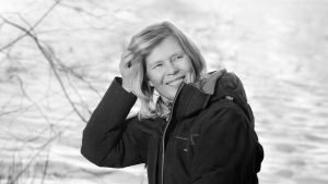 Liisa Palmroth hymyilee talvisessa maisemassa.