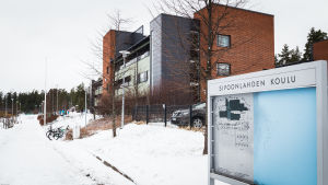 Språkbadet ska ordnas i Sipoonlahden koulus lokaler (arkivbild). Skylt vid Sipoonlahden koulu