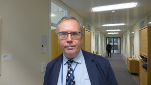 Max Arhippainen på Försvarsministeriet följer med desinformationen. Max Arhippainen är kommunikationsdirektör vid Försvarsministeriet